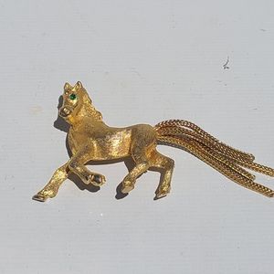 Vintage Brushed Gold Tone Horse With Emerald Green Eye Brooch Pin